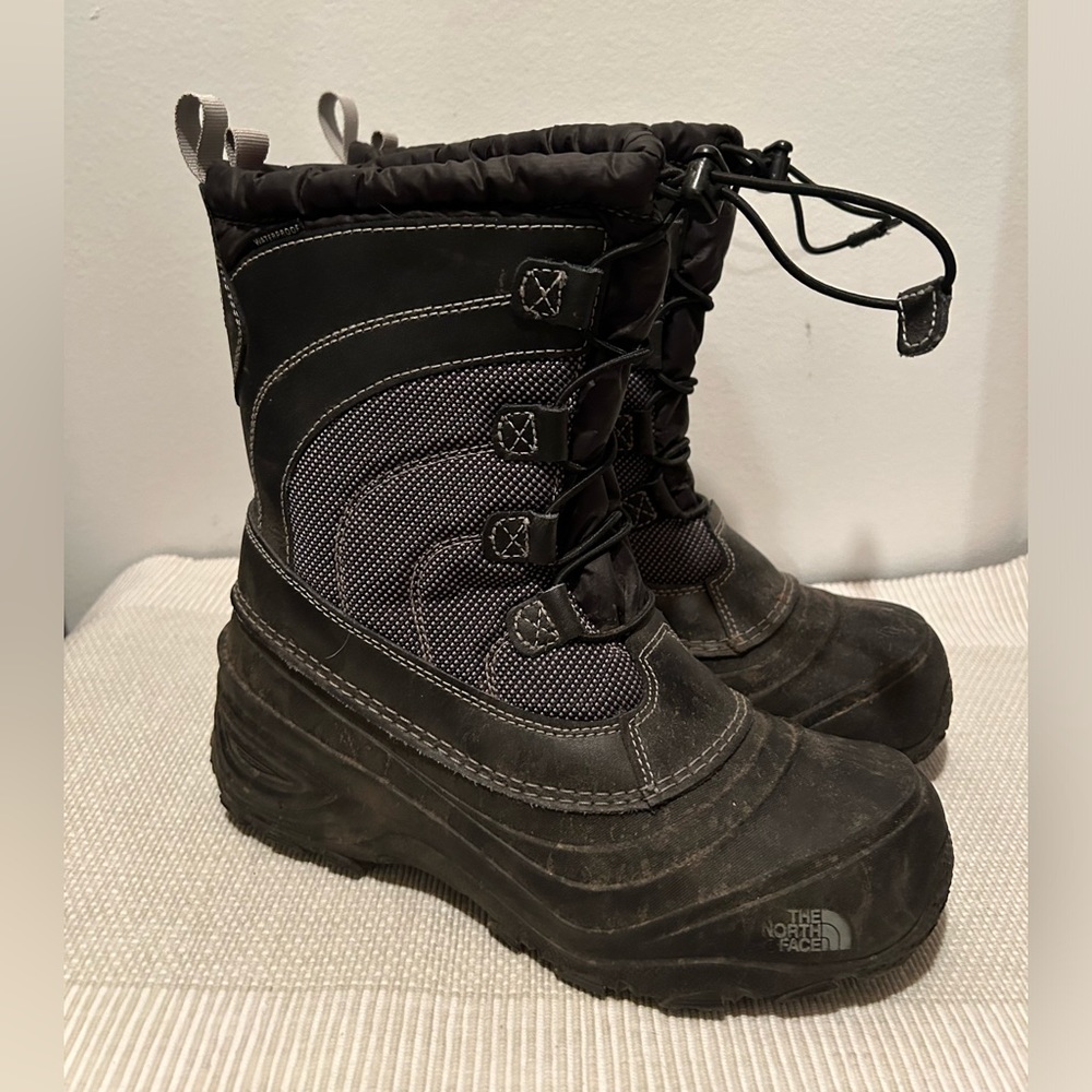 Boys Northface Winter Boot. Size 5 Youth. Black. Alpenglow.